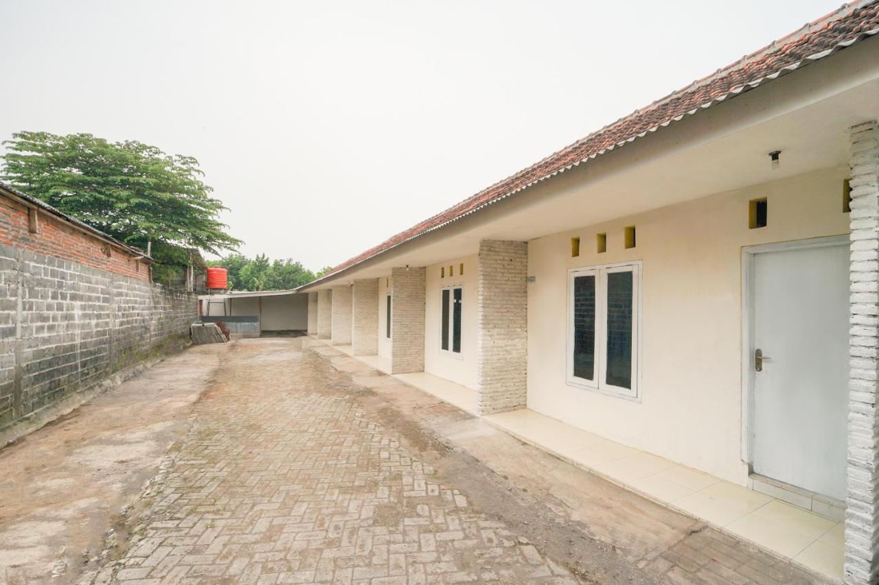 Oyo 2937 Nindy Homestay 2 Probolinggo Exterior photo